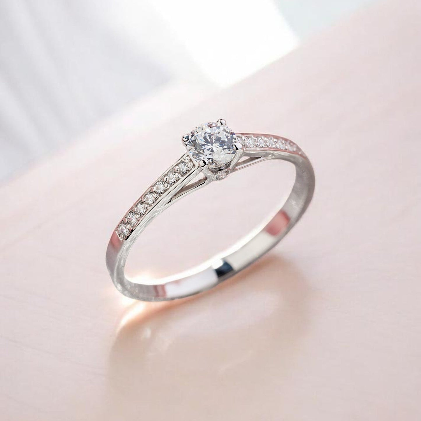 Pierścionek zaręczynowy z diamentami. Pierścionek zaręczynowy z moissanitami. Diamentowy pierścionek. Pierścionek zaręczynowy złoty. Pierścionek zaręczynowy białe złoto.  Pierścionek dla niej.