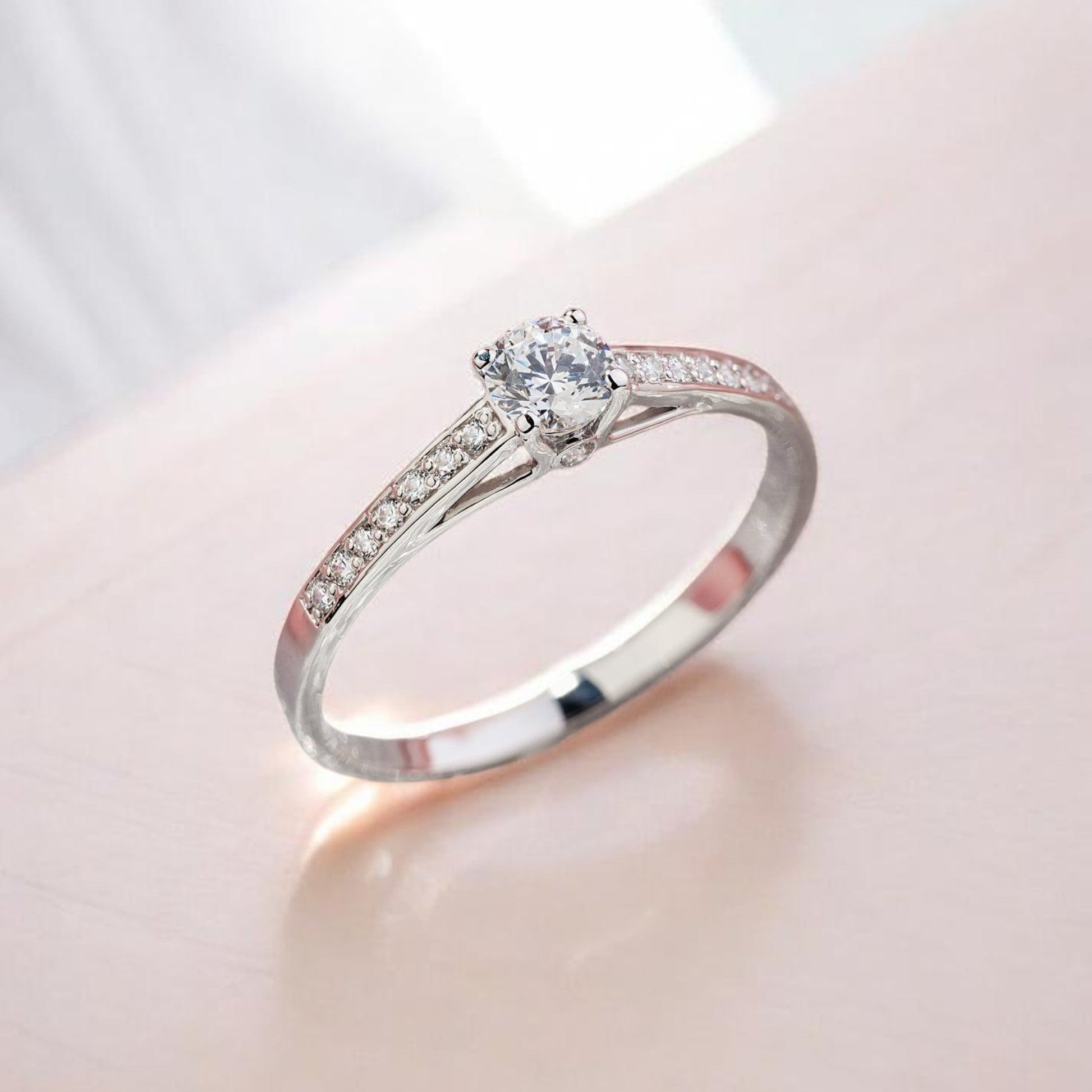 Pierścionek zaręczynowy z diamentami. Pierścionek zaręczynowy z moissanitami. Diamentowy pierścionek. Pierścionek zaręczynowy złoty. Pierścionek zaręczynowy białe złoto.  Pierścionek dla niej.