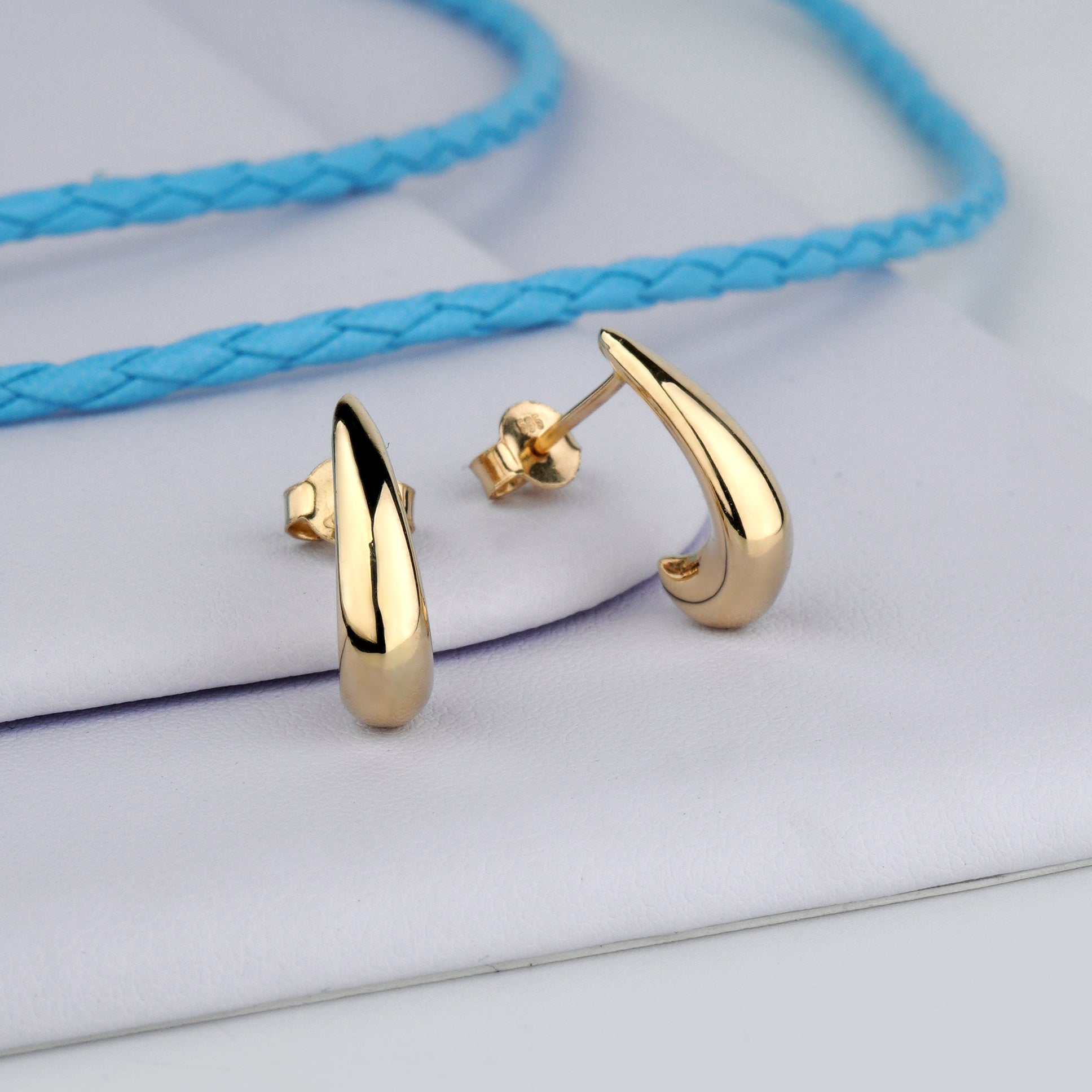 Złote kolczyki sztyfty – minimalistyczne i eleganckie, idealne na co dzień i specjalne okazje. Delikatne kolczyki sztyfty z żółtego złota 585, klasyczny ponadczasowy design.