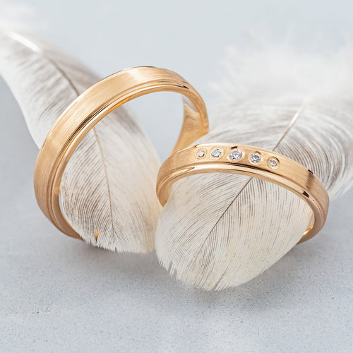 Zestaw obrączek ślubnych dla niego i dla niej. Obrączki dla par. Obrączki ślubne z litego złota. Złote obrączki ślubne z diamentami.