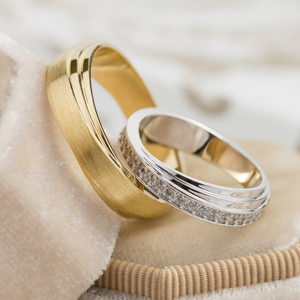 Unikalne obrączki ślubne. Złote obrączki ślubne. Zestaw obrączek dla pary. Obrączki ślubne dla niego i dla niej. Obrączki ślubne z litego złota. Obrączki ślubne z diamentami.