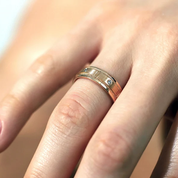 Damska złota obrączka ślubna. Damska obrączka ślubna. Obrączka z różowego złota. Obrączka damska złota. Unikalna obrączka ślubna. Obrączka dla niej. Złote obrączki ślubne z diamentami. Obrączka z różowego złota z diamentami